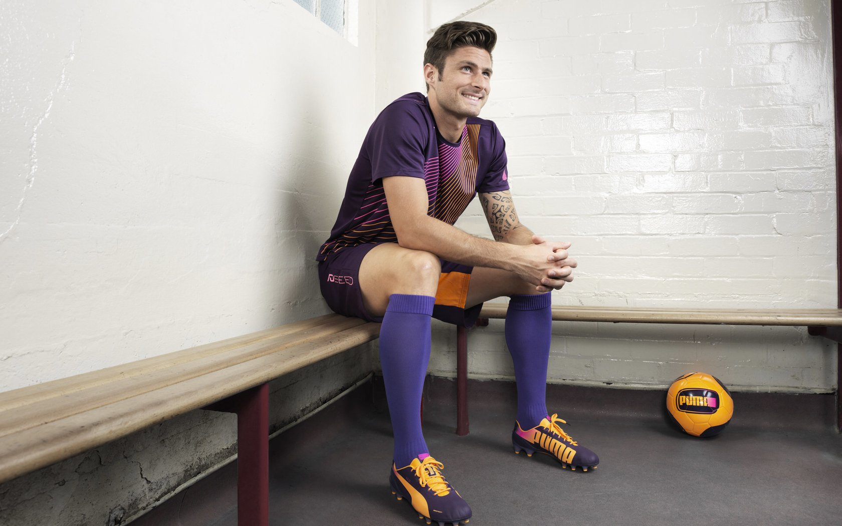 开云·体育官网APP下载-纽卡斯尔队员跑动积极提升覆盖范围，纽卡斯尔联队传奇球星