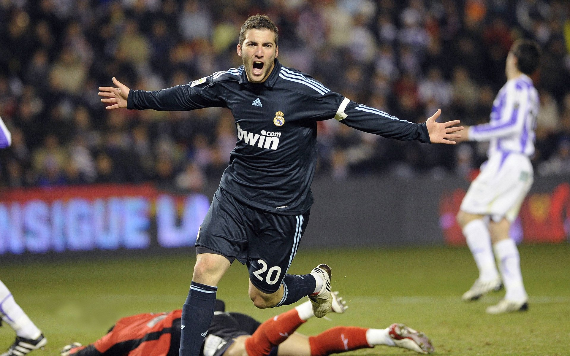 德甲冠军争夺：豪强决斗的焦点已聚集，德甲榜首大战